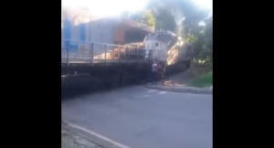 Mulher morre ap&oacute;s ser atropelada por trem em Ita&uacute;na