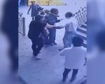 Vídeo: Morador em situação de rua agride funcionários da Paróquia Santo Antônio em Divinópolis