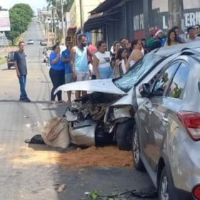 Batida entre carros em Pará de Minas deixa homem ferido