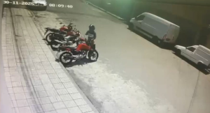 V&Iacute;DEO: Moto &eacute; furtada em menos de um minuto no bairro S&atilde;o Judas Tadeu, em Divin&oacute;polis