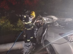 Dois homens morrem após carro bater em poste em Betim; motorista fugiu do local