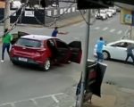 Dupla é presa por roubo, sequestro e extorsão em Itaúna; câmera registra momento da prisão