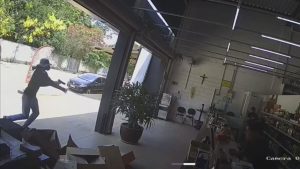 Homem entra em loja, atira e persegue empresário na rua Pitangui, em Divinópolis
