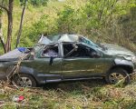 Homem morre após caminhonete cair de ribanceira na MG-431, em Itaúna