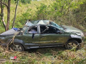 Homem morre ap&oacute;s caminhonete cair de ribanceira na MG-431, em Ita&uacute;na