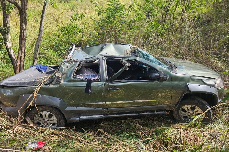 Homem morre após caminhonete cair de ribanceira na MG-431, em Itaúna