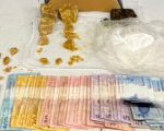 Homem se esconde da PM debaixo do sofá, mas é preso junto com comparsa em Divinópolis