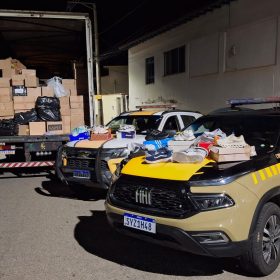 Mais de 5 mil pares de calçados sem nota fiscal são apreendidos em Oliveira; motorista é preso