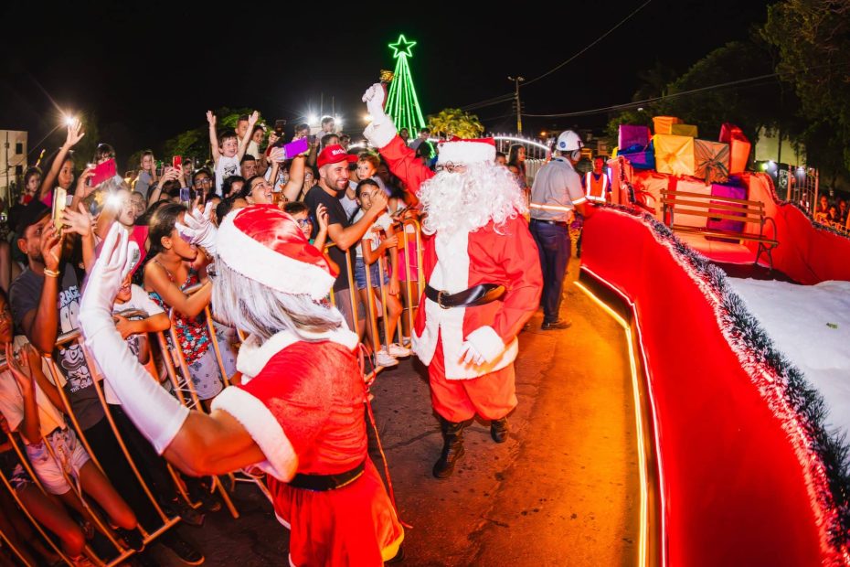 Papai Noel chega de trem iluminado da VLI em Divinópolis em 18/11