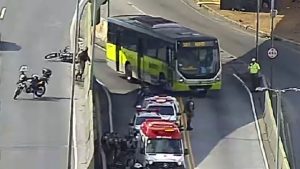 Motociclista tenta fugir de blitz, cai de viaduto e morre em BH