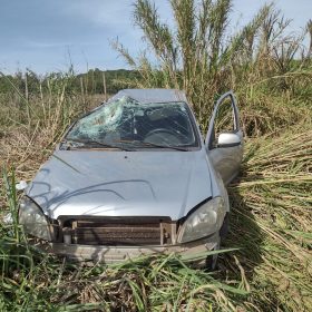 Mulher fica ferida após carro capotar na BR-494, em Marilândia