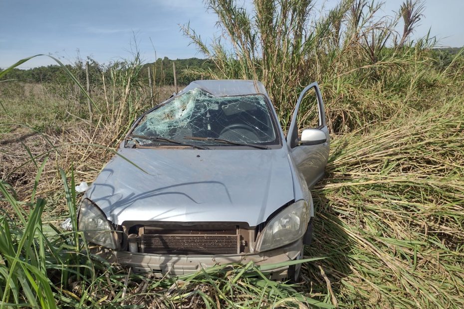 Mulher fica ferida após carro capotar na BR-494, em Marilândia