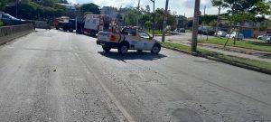 Bombeiro &eacute; atropelado enquanto atendia v&iacute;tima de acidente em BH