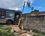 Ônibus bate em muro e invade casa após motorista discutir com passageiros