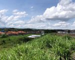 Avião sai da pista e para na área de vegetação no aeroporto de Pará de Minas