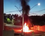 Carro pega fogo no meio da rua no bairro Candidés, em Divinópolis