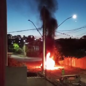 Carro pega fogo no meio da rua no bairro Candidés, em Divinópolis