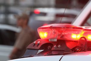Homem é preso após manter a mãe em cárcere privado e quebrar pertences dela em Formiga