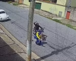 Vídeo: Carteiro é esfaqueado enquanto fazia entregas no Barreiro, em BH