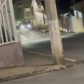 Motociclista foge de abordagem policial, colide com viatura em Cl&aacute;udio