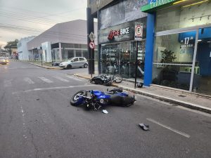 Colis&atilde;o entre motocicletas deixa feridos no Centro de Formiga