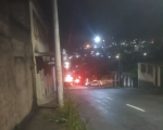 Populares relatam troca de tiros entre moto e carro no bairro Ponte Funda, em Divinópolis