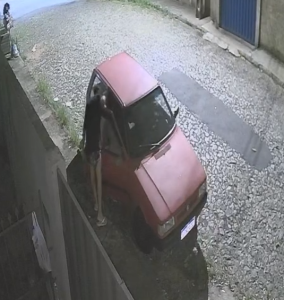 Divin&oacute;polis: Ladr&otilde;es ficam a p&eacute; ap&oacute;s carro furtado apresentar defeito, veja v&iacute;deo