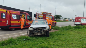 Gr&aacute;vida fica ferida em acidente na BR-494, em Divin&oacute;polis