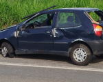 Itapecerica: Condutor capota carro após estouro de pneu na BR-494 e sofre grave lesão no braço