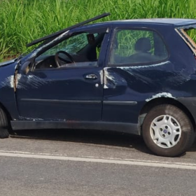 Itapecerica: Condutor capota carro após estouro de pneu na BR-494 e sofre grave lesão no braço