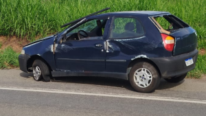 Itapecerica: Condutor capota carro ap&oacute;s estouro de pneu na BR-494 e sofre grave les&atilde;o no bra&ccedil;o