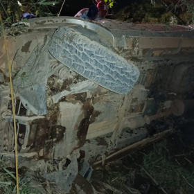 Motorista bêbado provoca capotamento na MG-252, deixa uma mulher morta e duas vítimas graves