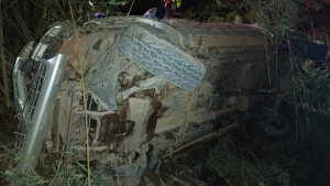 Motorista b&ecirc;bado provoca capotamento na MG-252, deixa uma mulher morta e duas v&iacute;timas graves