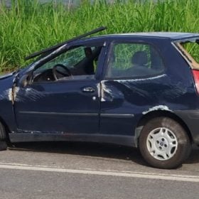 Motorista fica gravemente ferido após capotar carro na BR-494, em Itapecerica