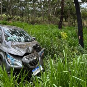 Motorista perde controle, sai da pista e bate em árvore na BR-494, em Itapecerica