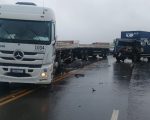 Caminhão desgovernado causa acidente e deixa motorista ferido na BR-354, em Formiga