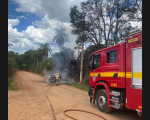 Carro é incendiado após crime nas proximidades da penitenciária de Pará de Minas