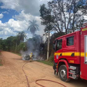 Carro é incendiado após crime nas proximidades da penitenciária de Pará de Minas