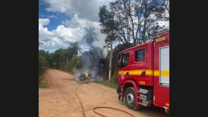 Carro &eacute; incendiado ap&oacute;s crime nas proximidades da penitenci&aacute;ria de Par&aacute; de Minas