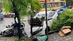 V&Iacute;DEOS: Acidente grave envolvendo carros, &ocirc;nibus e motocicletas no Centro de Divin&oacute;polis