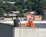 Bombeiros resgatam homem no alto de prédio no Centro de Divinópolis