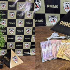 Pinos de cocaína e pé de maconha são apreendidos em Arcos; jovem é detido