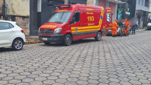 Colis&atilde;o entre carro e moto deixa homem ferido em Formiga