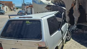 Nova Serrana: Idoso fica ferido ao bater carro contra muro de casa