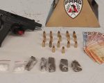 Dupla é presa com arma e drogas no Nova Holanda, em Divinópolis; um dos criminosos era foragido