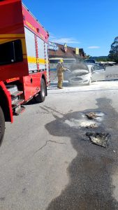 Carro pega fogo na BR-381 em Oliveira