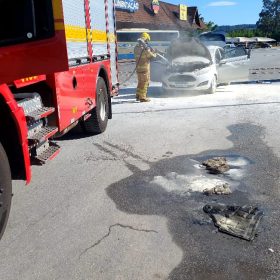 Carro pega fogo na BR-381 em Oliveira
