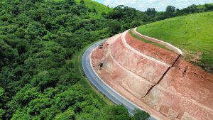 Obras de ampliação na MG-290 avançam no Sul de Minas