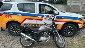 Motociclista b&ecirc;bado mostra dedo do meio para viatura, tenta fugir e acaba preso em Divin&oacute;polis