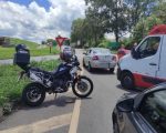 Motociclista e garupa ficam feridos após batida na traseira de carro na BR-494, em Divinópolis